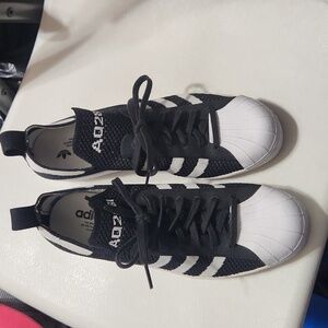 Adidas knit black an white